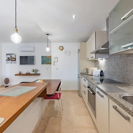 Διαμέρισμα Elegant Apartment, Steps From The Sea With Parking Included *
