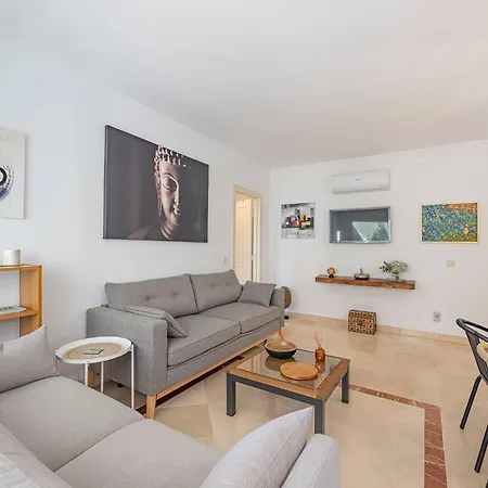 Elegant Apartment, Steps From The Sea With Parking Included Μαρμπέλλα