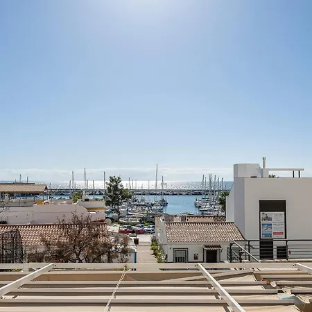 Elegant Apartment, Steps From The Sea With Parking Included * Μαρμπέλλα