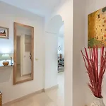 Apartman Elegant Apartment, Steps From The Sea With Parking Included Marbella
