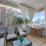 Elegant Apartment, Steps From The Sea With Parking Included