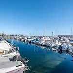 Elegant Apartment, Steps From The Sea With Parking Included *