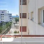 Apartman Elegant Apartment, Steps From The Sea With Parking Included