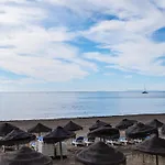 Elegant Apartment, Steps From The Sea With Parking Included Apartman
