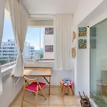 Apartman Elegant Apartment, Steps From The Sea With Parking Included *