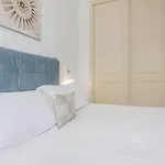 Apartman Elegant Apartment, Steps From The Sea With Parking Included *