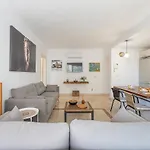 Elegant Apartment, Steps From The Sea With Parking Included *