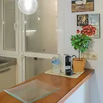 Apartman Elegant Apartment, Steps From The Sea With Parking Included