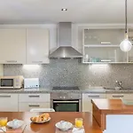 Apartman Elegant Apartment, Steps From The Sea With Parking Included
