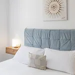 Elegant Apartment, Steps From The Sea With Parking Included