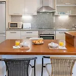 Apartman Elegant Apartment, Steps From The Sea With Parking Included Marbella