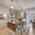 Elegant Apartment, Steps From The Sea With Parking Included Marbella