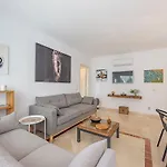 Elegant Apartment, Steps From The Sea With Parking Included