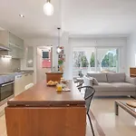 Apartman Elegant Apartment, Steps From The Sea With Parking Included *