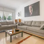 Apartman Elegant Apartment, Steps From The Sea With Parking Included