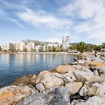 Elegant Apartment, Steps From The Sea With Parking Included Apartamento