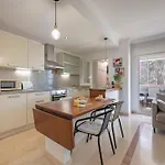 Apartamento Elegant Apartment, Steps From The Sea With Parking Included *