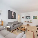 Elegant Apartment, Steps From The Sea With Parking Included Marbella