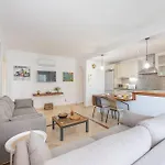 Appartamento Elegant Apartment, Steps From The Sea With Parking Included *