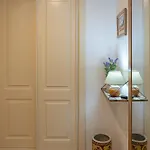 Elegant Apartment, Steps From The Sea With Parking Included *
