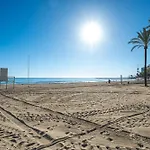 Apartamento Elegant Apartment, Steps From The Sea With Parking Included