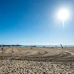 Elegant Apartment, Steps From The Sea With Parking Included Marbella