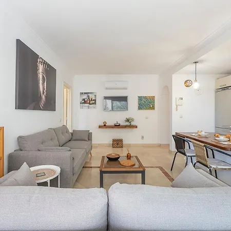 Elegant Apartment, Steps From The Sea With Parking Included *
