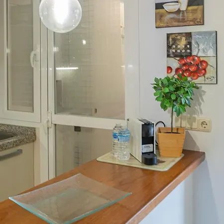 Apartment Elegant Apartment, Steps From The Sea With Parking Included