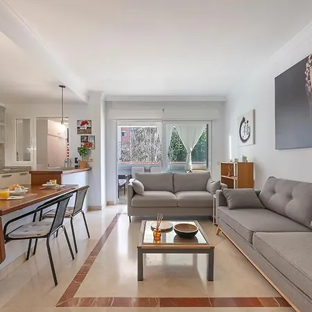 Apartment Elegant Apartment, Steps From The Sea With Parking Included