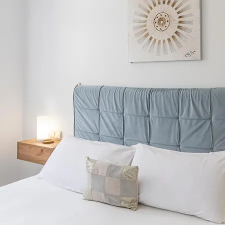 Elegant Apartment, Steps From The Sea With Parking Included