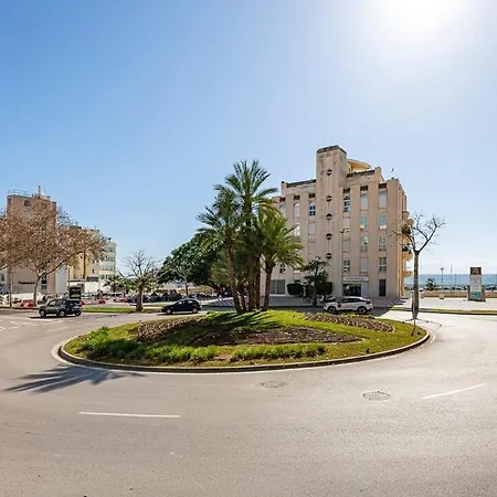 Апартаменты Elegant Apartment, Steps From The Sea With Parking Included *