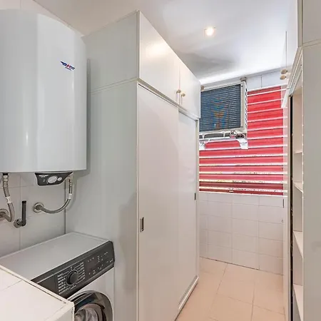 Elegant Apartment, Steps From The Sea With Parking Included *