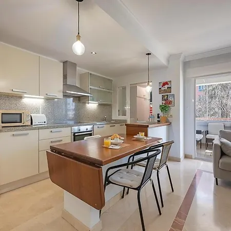 Elegant Apartment, Steps From The Sea With Parking Included Marbella