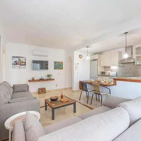 Elegant Apartment, Steps From The Sea With Parking Included Marbella