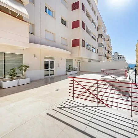 Elegant Apartment, Steps From The Sea With Parking Included * Μαρμπέλλα