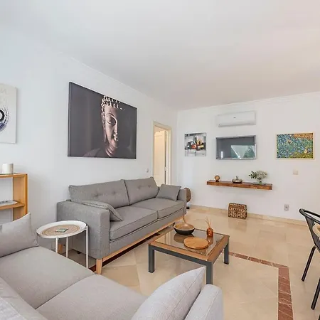 Elegant Apartment, Steps From The Sea With Parking Included