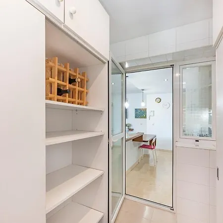 Elegant Apartment, Steps From The Sea With Parking Included *