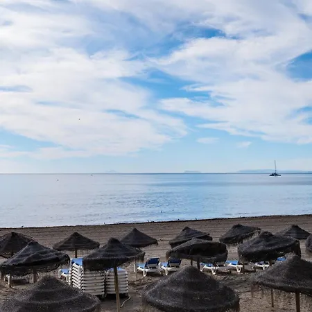 Elegant Apartment, Steps From The Sea With Parking Included