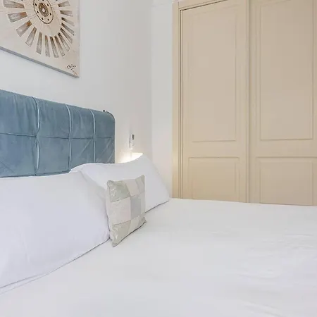 Elegant Apartment, Steps From The Sea With Parking Included Марбелья