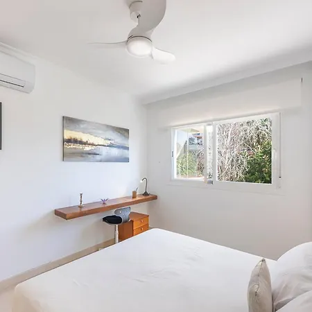 Elegant Apartment, Steps From The Sea With Parking Included * Marbella