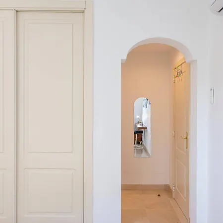Elegant Apartment, Steps From The Sea With Parking Included Марбелья