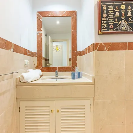 Elegant Apartment, Steps From The Sea With Parking Included
