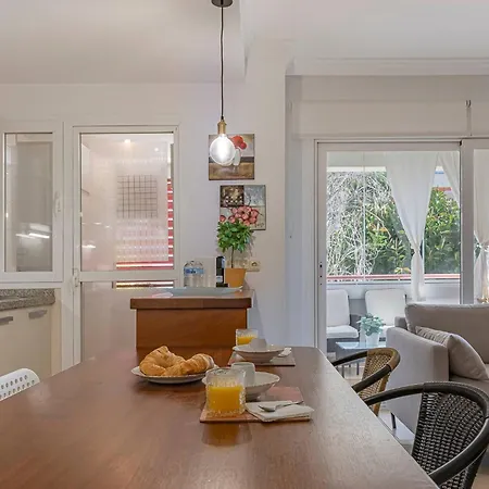 Апартаменти Elegant Apartment, Steps From The Sea With Parking Included