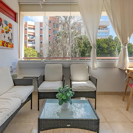 Apartament Elegant Apartment, Steps From The Sea With Parking Included
