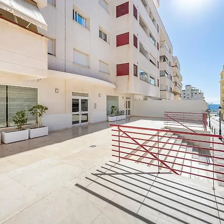 Elegant Apartment, Steps From The Sea With Parking Included * Марбелья
