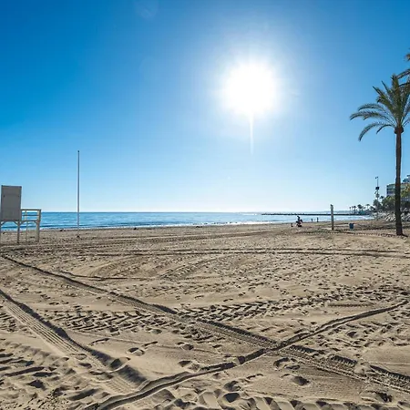 Апартаменти Elegant Apartment, Steps From The Sea With Parking Included