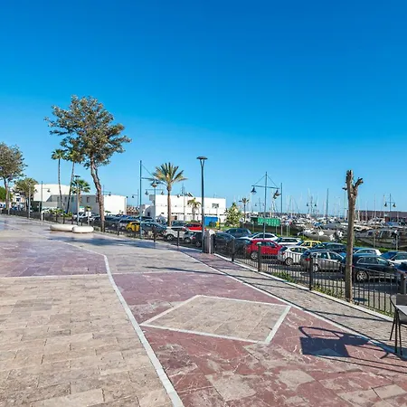 Elegant Apartment, Steps From The Sea With Parking Included Марбелья