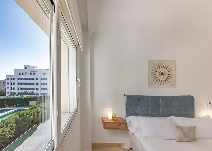 Elegant Apartment, Steps From The Sea With Parking Included * Μαρμπέλλα