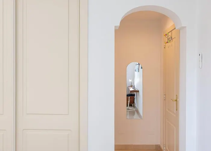 Elegant Apartment, Steps From The Sea With Parking Included Μαρμπέλλα