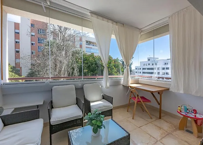 Elegant Apartment, Steps From The Sea With Parking Included
